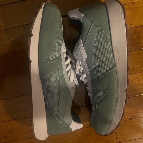 Light green sneakers with white laces - Picture 4 of 10